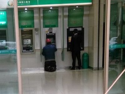 民工脱鞋跪地取款 尊重无关身份