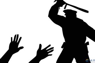 穿警服打人 哪来的“虎威”