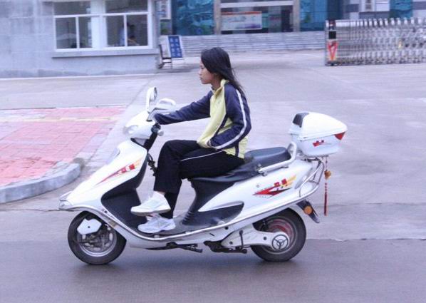 不让我们骑电动车，你们为什么让卖？