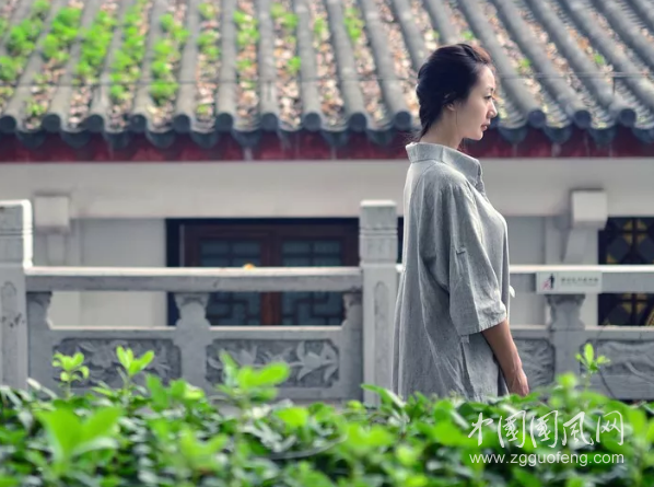  丝质的窗帘长长的裂缝
