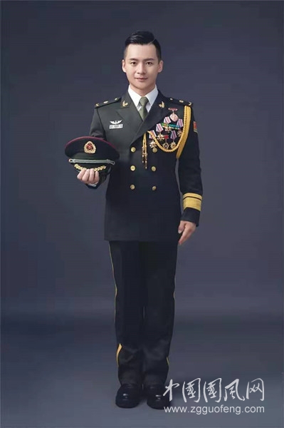 战士战旗绽斑斓（文 王锦森）