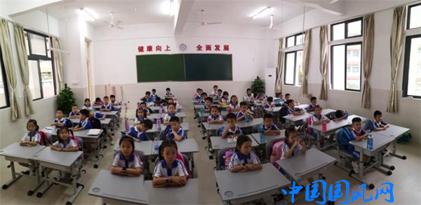 明亮的教室里,.jpg
