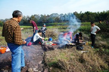 河滩大漠竟成十一旅游新宠 宾馆爆满一床难求