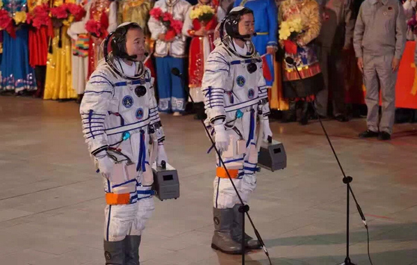 神舟十一号载人飞船发射成功 习近平致电表示热烈祝贺 李克强刘云山在北京观看发射实况