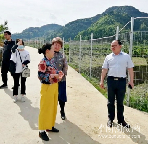  松桃县委常委副县长赵启亮陪同苏州企業到如阿雅油蓬示范基地调研考察