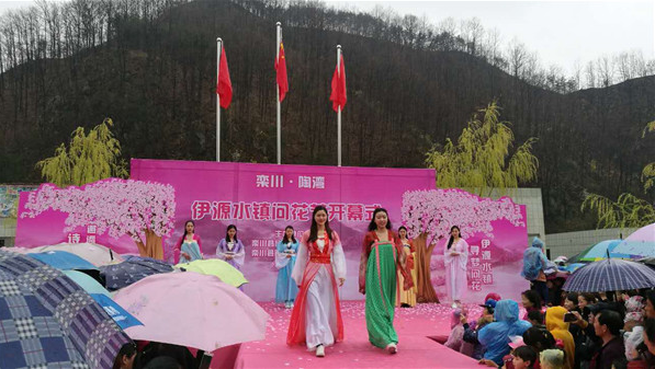 数千名游客冒雨来赏桃花美景，品野菜饺子