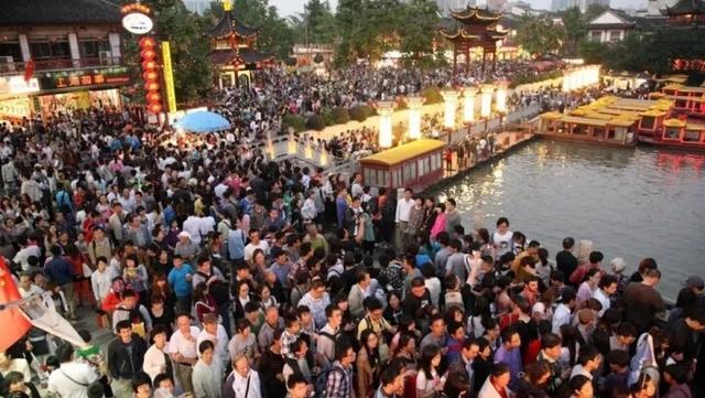 十一最堵之城,以一池湖水,秒杀上海+苏州,也秒杀北京+青岛