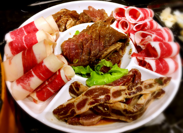 喷香饱满，油脂满溢的肥美烤肉
