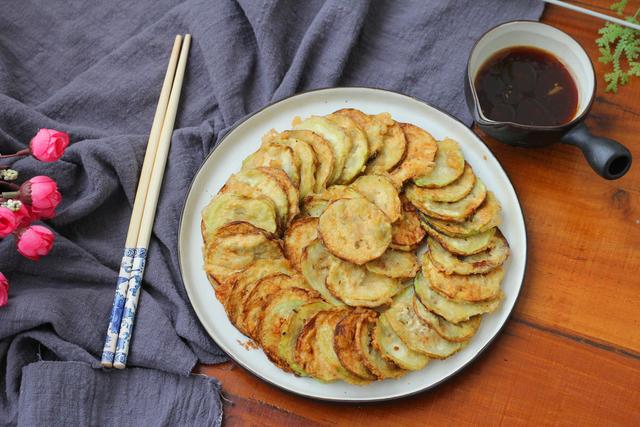 茄子这么做特别好吃,外酥里嫩,还要配上秘制的酱汁