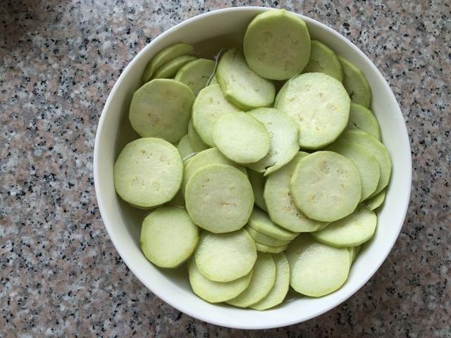 茄子这么做特别好吃,外酥里嫩,还要配上秘制的酱汁