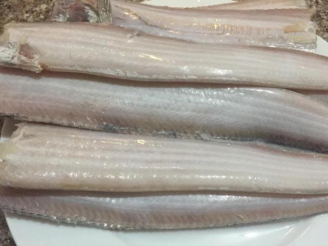 30年来奶奶做带鱼的秘诀,不用油炸,掌握三步,皮酥肉嫩吃不过瘾