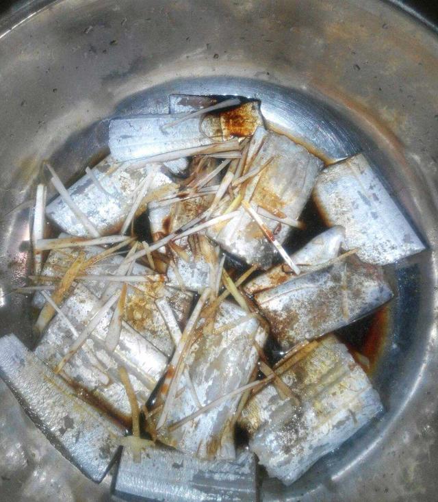 30年来奶奶做带鱼的秘诀,不用油炸,掌握三步,皮酥肉嫩吃不过瘾
