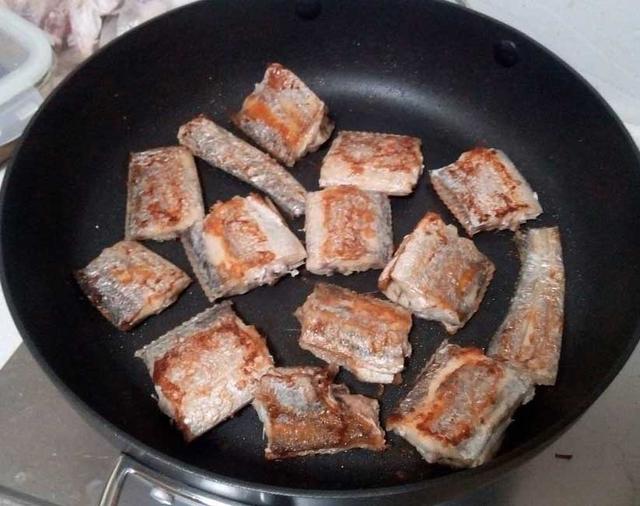 30年来奶奶做带鱼的秘诀,不用油炸,掌握三步,皮酥肉嫩吃不过瘾