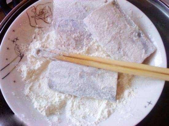 30年来奶奶做带鱼的秘诀,不用油炸,掌握三步,皮酥肉嫩吃不过瘾