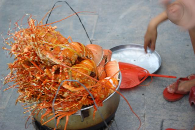 越南夜市上的奇葩食物，炭烤的披萨，手提的龙虾，你见过几种？