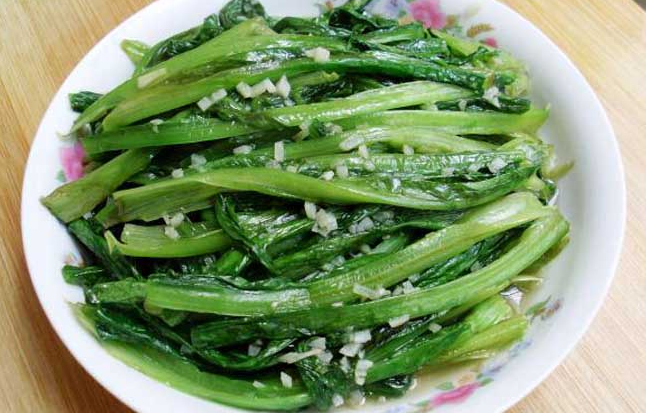 蒜茸油麦菜做法简单，口味清淡爽口，快来试试吧