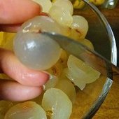 步骤图:桂圆肉剥出来以后。用小刀从中间划开。就是切到核。转