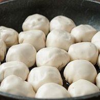 步骤图:冷锅冷油，将包好的生煎包均匀码入锅内，大火煎至底部