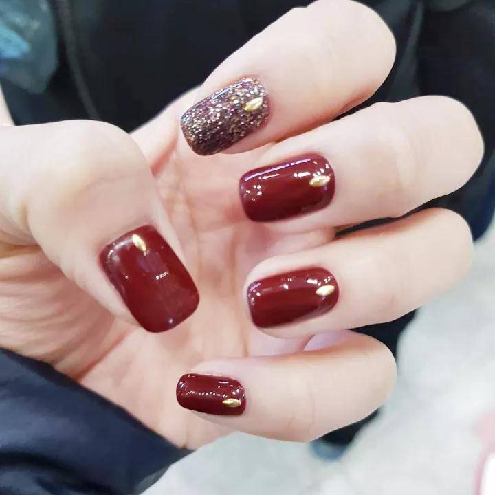 蓝色、红色、黑色、白色的美甲图片,让你秋冬美过小仙女