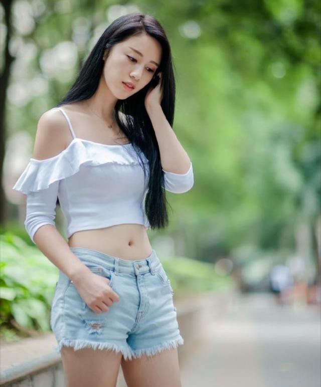 牛仔短裤：修身版型勾勒出臀部的线条，性感迷人