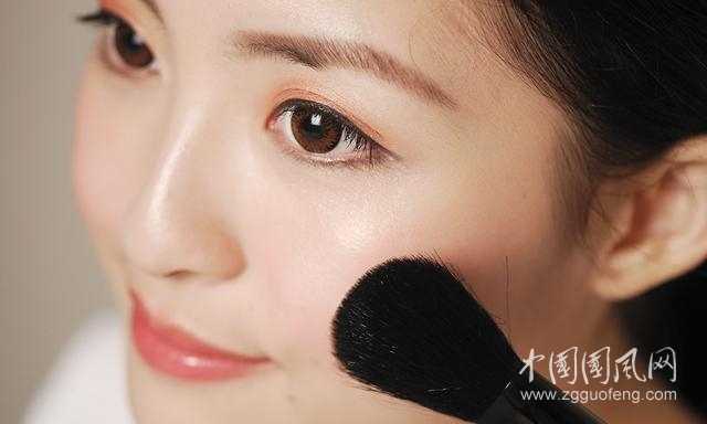 换季时肌肤过敏可不可以化妆