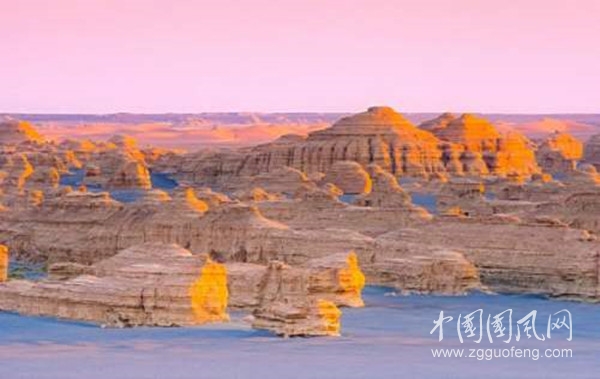 雅丹魔鬼城.jpg