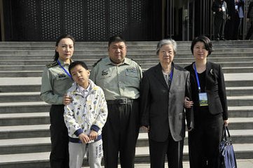 毛新宇忆：93年之前亲戚很少来往 母亲让大家团结