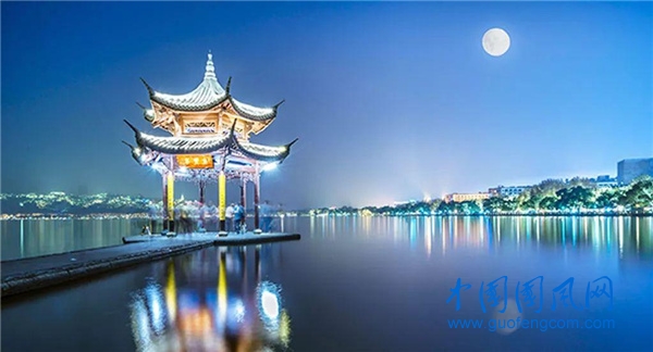 湖心泛月归.jpg