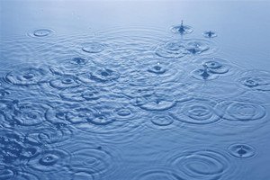雨滴滴落下，路渐渐成型