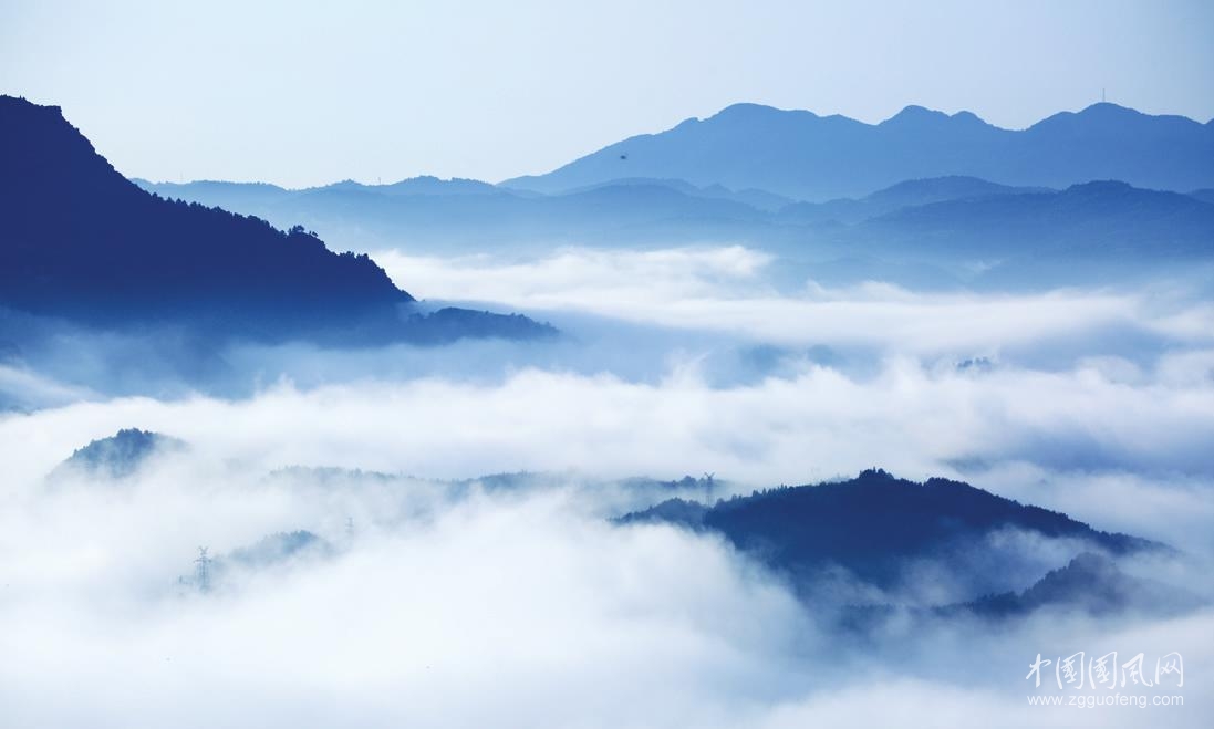 远处的云山