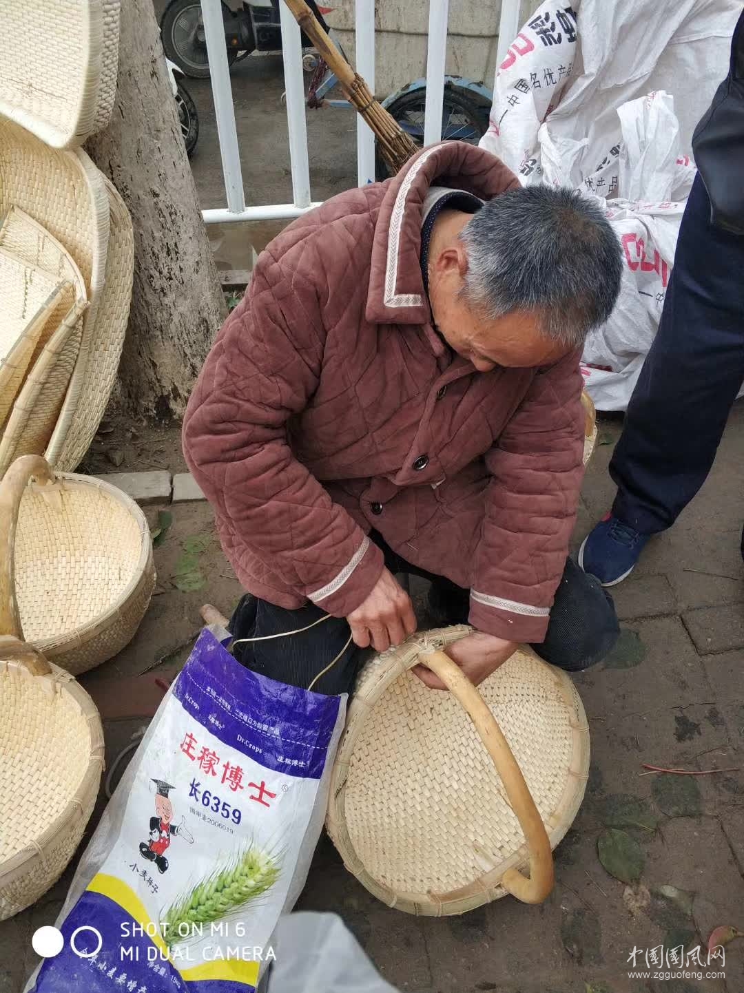 又  见 簸 箕，篼    文/吴忠芹